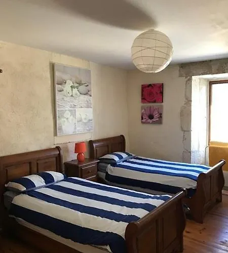 Le Milieu Chai, Chateau De Tatil Evi Charras