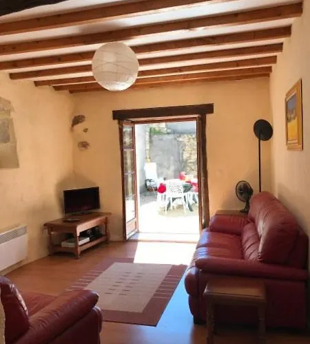 Le Milieu Chai, Chateau De Tatil Evi Charras