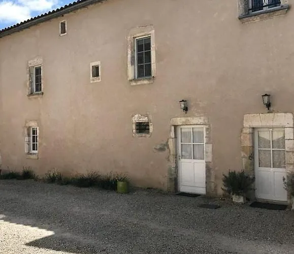 Le Milieu Chai, Chateau De Tatil Evi Charras